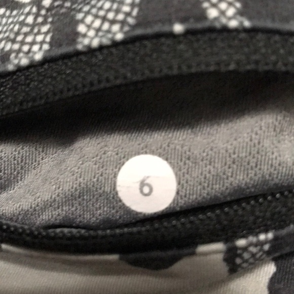 Lululemon Black Crop Leggings Size 6 - Picture 4 of 6